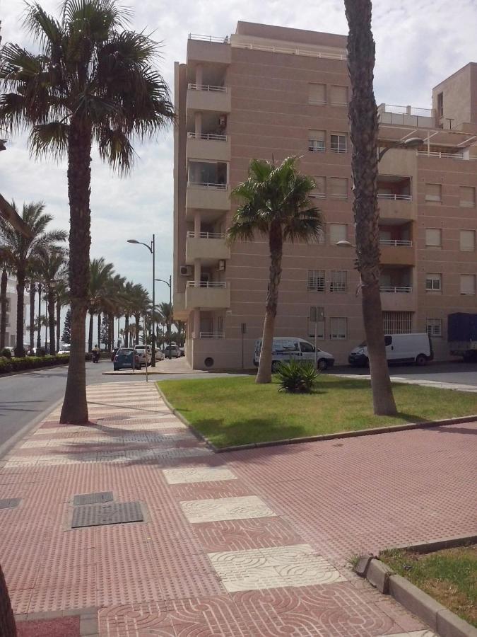 Apartamento con piscina y terraza a 50 metros de la playa Roquetas de Mar Exterior foto